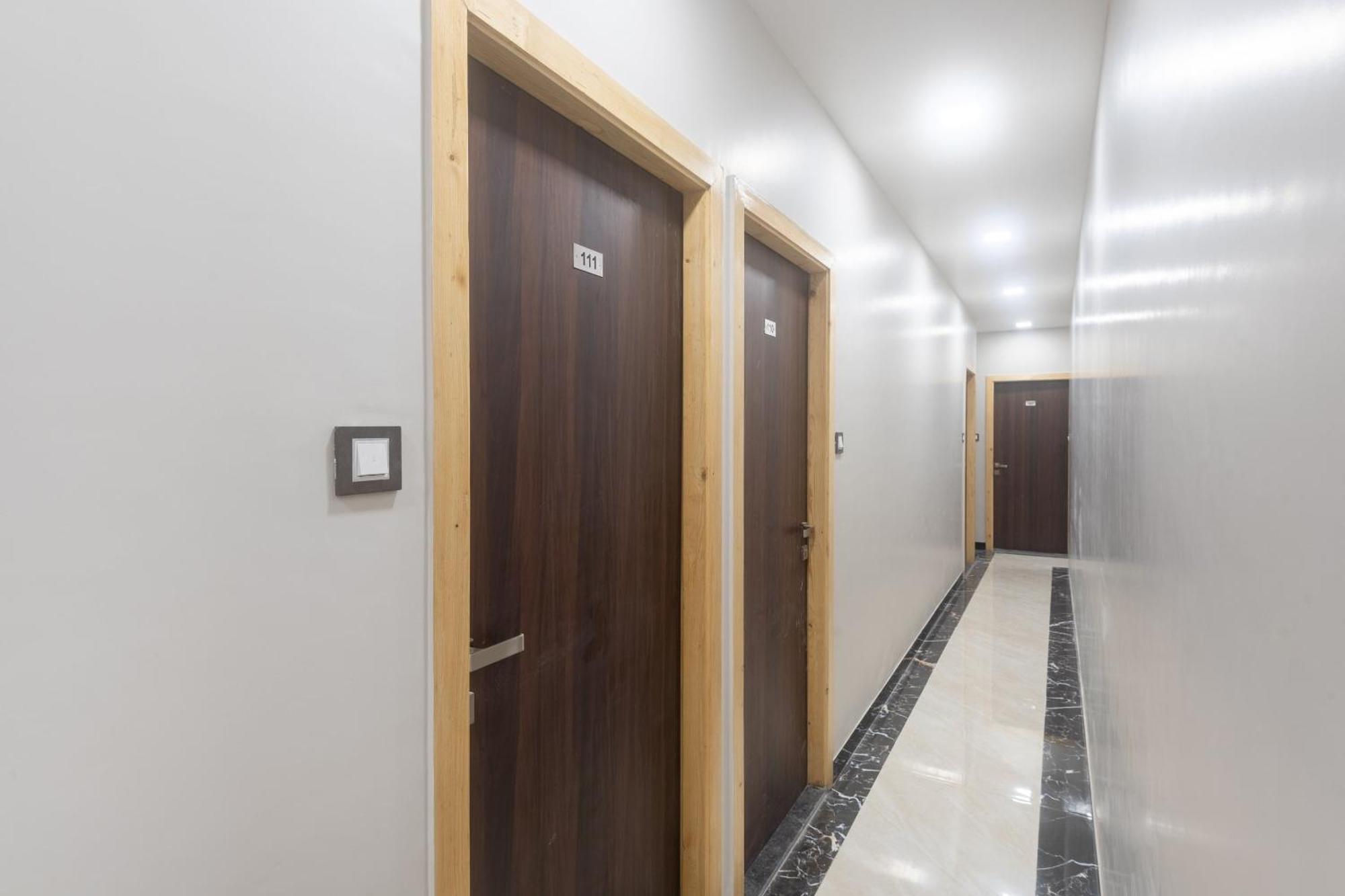 OYO 30693 Hotel Blue Executive Mumbai Exterior foto